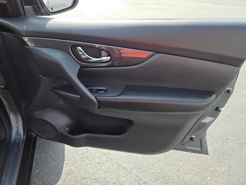Used 2018 Nissan Rogue S image 6