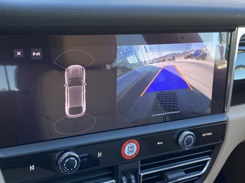 Certified 2025 Porsche Macan image 14