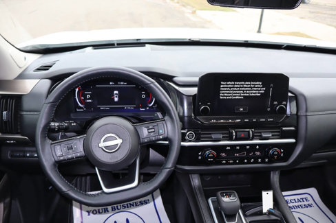 Used 2024 Nissan Pathfinder Platinum w/ Black Appearance Package image 7