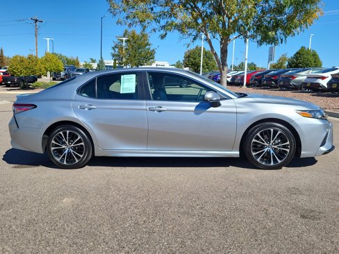 Used 2018 Toyota Camry SE image 2