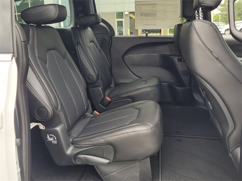 New 2025 Chrysler Voyager LX image 17