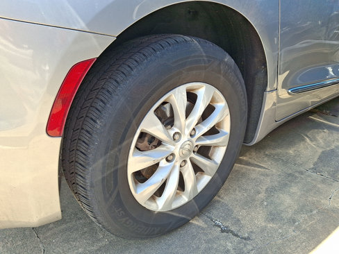Used 2017 Chrysler Pacifica Touring-L image 10