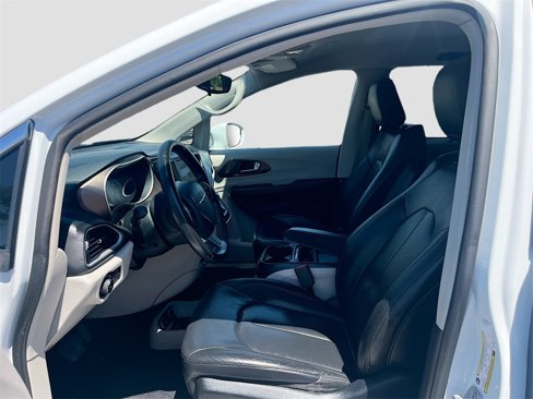 Used 2018 Chrysler Pacifica Touring-L image 21