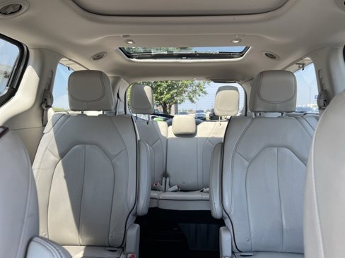 Certified 2019 Chrysler Pacifica Limited image 24