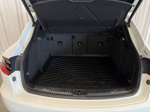 Certified 2018 Porsche Macan Sport Edition image 29