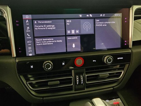 Certified 2025 Porsche Macan image 7