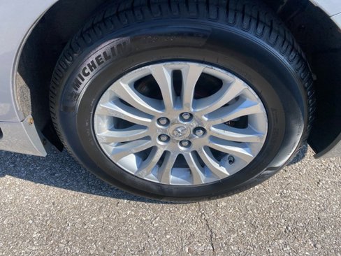 Used 2011 Toyota Sienna XLE image 30
