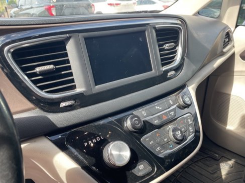 Used 2019 Chrysler Pacifica Touring-L image 11
