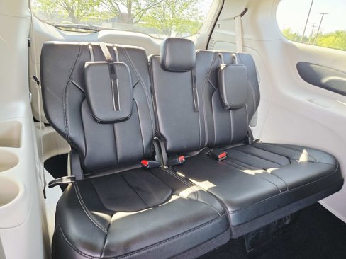 Used 2024 Chrysler Pacifica Touring-L image 17
