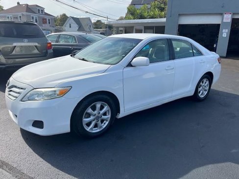 Used 2011 Toyota Camry LE image 3
