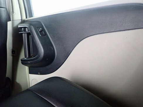 Used 2016 Chrysler Town & Country Touring image 27