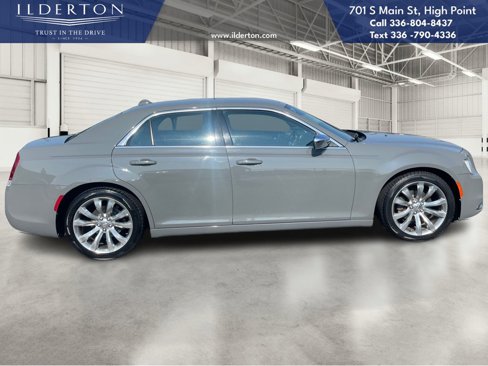 Used 2019 Chrysler 300 Touring w/ Chrome Appearance Package image 4
