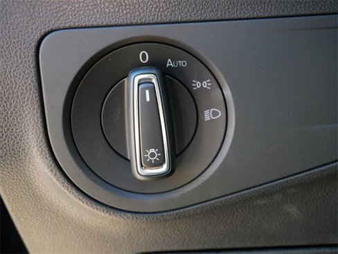 Used 2018 Volkswagen Tiguan SE w/ Panoramic Sunroof Package image 16