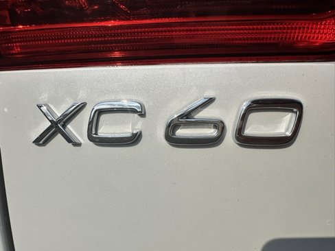 Used 2021 Volvo XC60 T5 Momentum w/ Advanced Package image 9