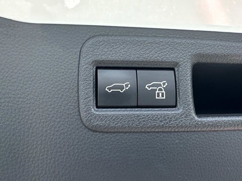 Used 2024 Toyota Venza LE image 27