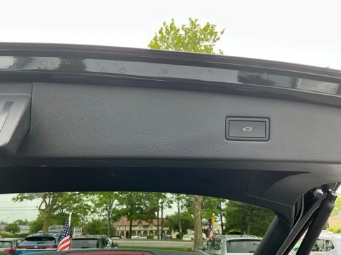 Certified 2022 Volkswagen Tiguan SE w/ Panoramic Sunroof Package image 8
