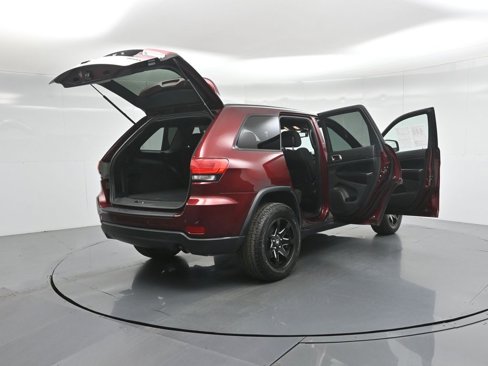 Used 2017 Jeep Grand Cherokee Laredo image 6