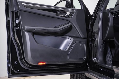 Certified 2025 Porsche Macan image 25