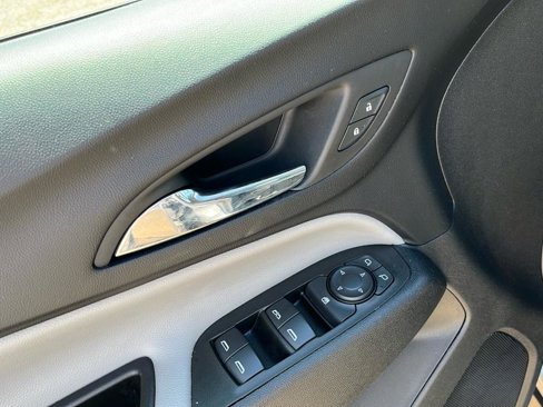 Used 2023 Chevrolet Equinox LS image 24