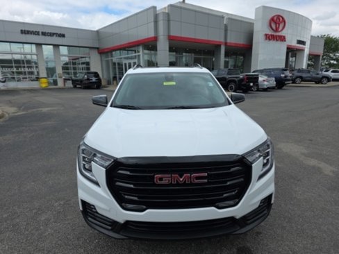 Used 2023 GMC Terrain SLE w/ Driver Convenience Package image 3