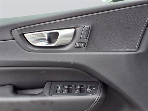 Used 2023 Volvo XC60 B5 Plus image 16