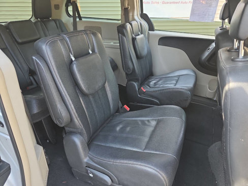 Used 2016 Chrysler Town & Country Touring w/ Driver Convenience Group image 18