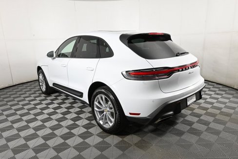 Certified 2025 Porsche Macan image 3