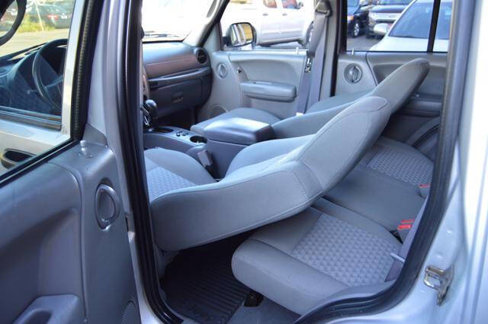 Used 2005 Jeep Liberty Renegade image 40