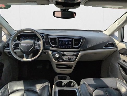Used 2018 Chrysler Pacifica Limited image 16