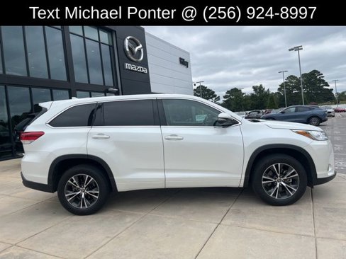 Used 2017 Toyota Highlander LE image 2