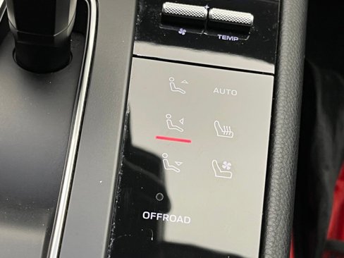 Certified 2024 Porsche Macan image 17