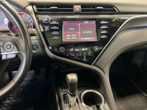 Used 2018 Toyota Camry XSE image 13