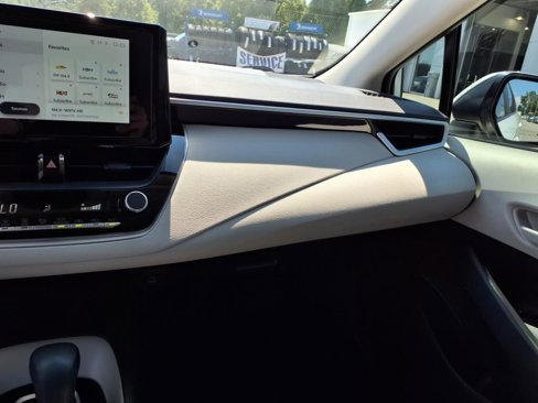 Used 2025 Toyota Corolla LE image 28