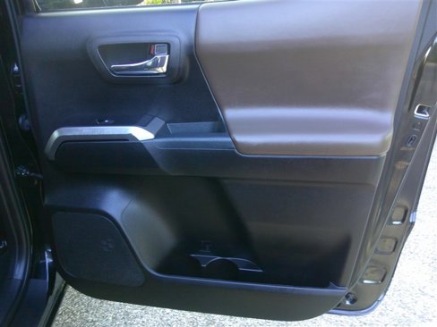 Used 2021 Toyota Tacoma Limited image 19