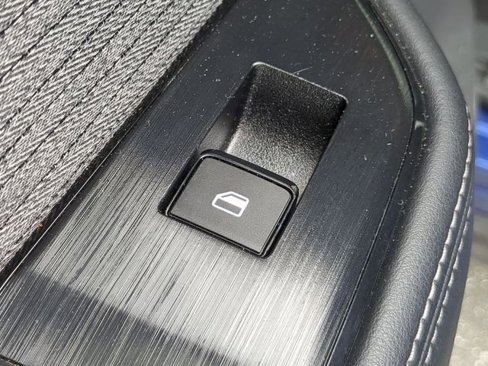 Used 2023 Nissan Rogue SV image 32