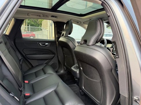 Used 2019 Volvo XC60 T5 Momentum w/ Multimedia Package image 11