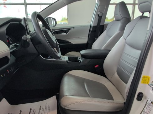Used 2020 Toyota RAV4 XLE Premium image 17