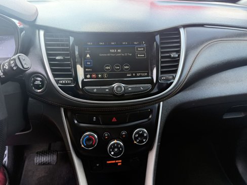 Used 2019 Chevrolet Trax LT w/ LT Convenience Package image 12