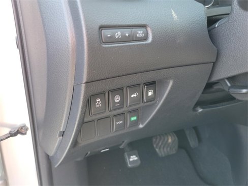 Used 2020 Nissan Rogue SV image 25
