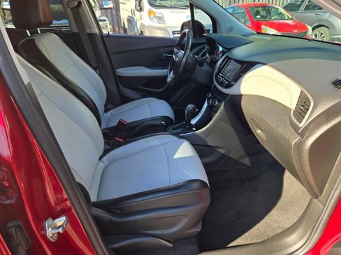 Used 2020 Chevrolet Trax LT w/ LT Convenience Package image 5