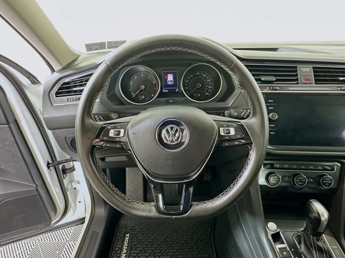 Used 2021 Volkswagen Tiguan SE image 11
