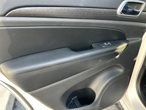 Used 2018 Jeep Grand Cherokee Altitude image 23