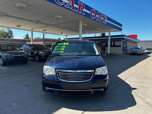 Used 2013 Chrysler Town & Country Touring image 4