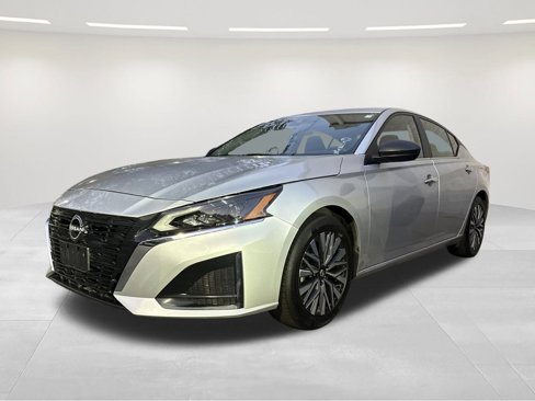 Used 2024 Nissan Altima 2.5 SV image 3