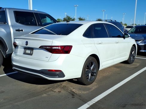 Used 2022 Volkswagen Jetta SE image 3