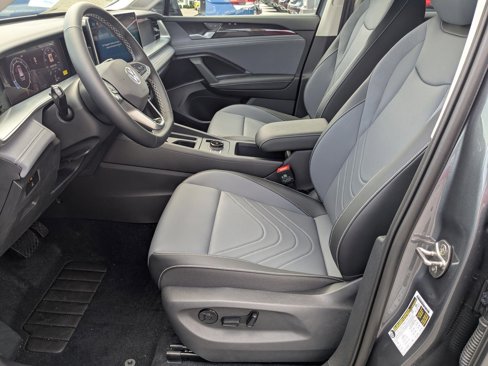 New 2025 Volkswagen Tiguan SE image 14