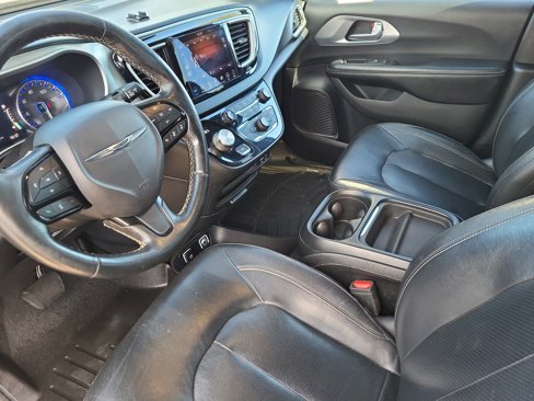 Used 2020 Chrysler Pacifica Touring-L image 7