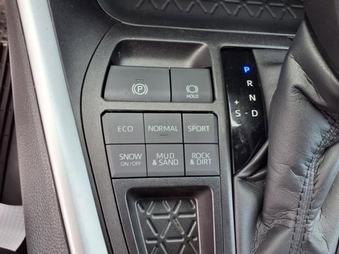 Used 2022 Toyota RAV4 XLE image 18