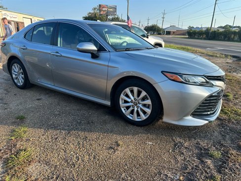 Used 2020 Toyota Camry LE image 4