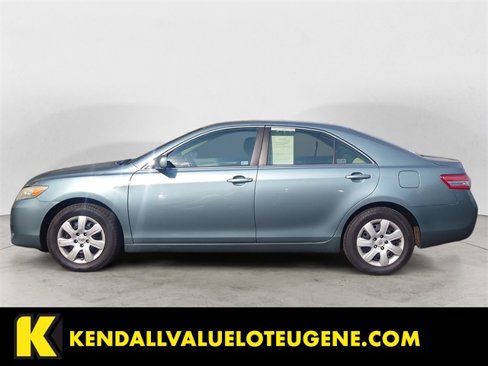 Used 2010 Toyota Camry LE image 2